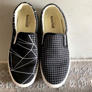 Bucketfeet black/white patterned canvas slip on size WOMENS 9/Mens 7.5 Medium